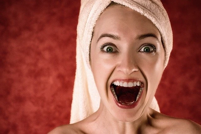 Pochi sanno che il famosissimo “Don’t Panic!” è il motto del Towel Day 